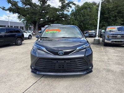 2025 Toyota Sienna XLE 8 Passenger